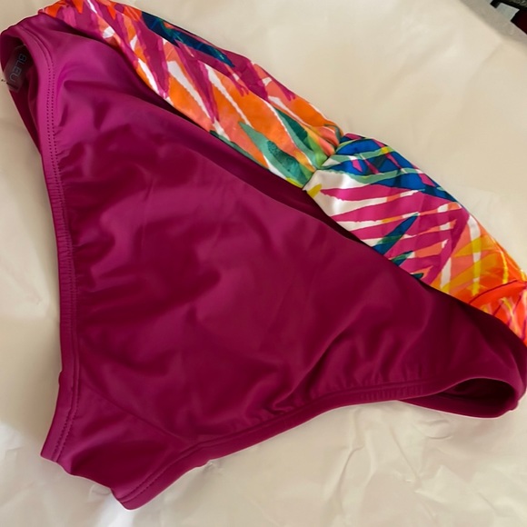 2 pc bikini set. Nearly new superior condition. - Picture 5 of 7